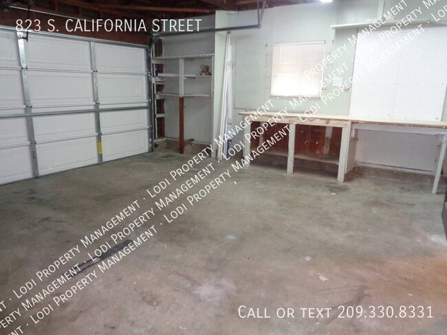 Building Photo - 823 S California St