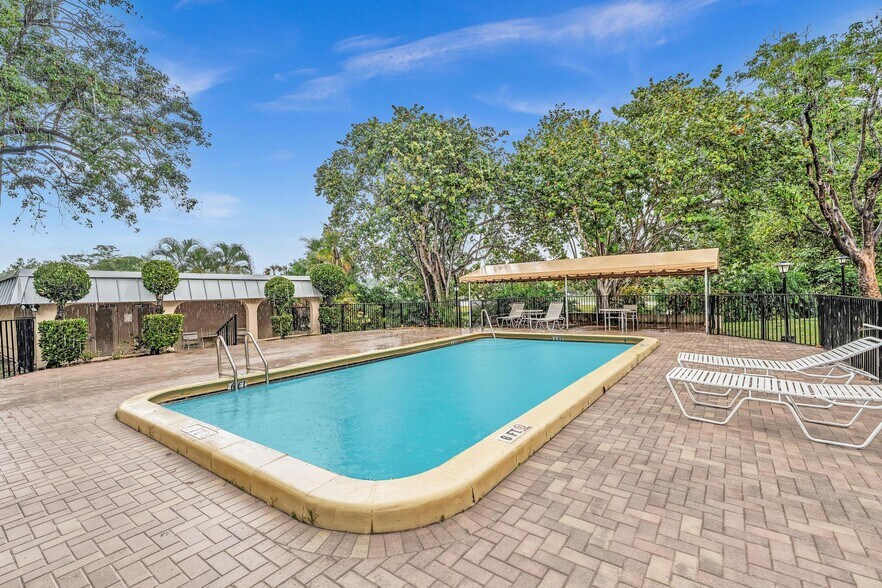 Building Photo - 5961 N Falls Circle Dr