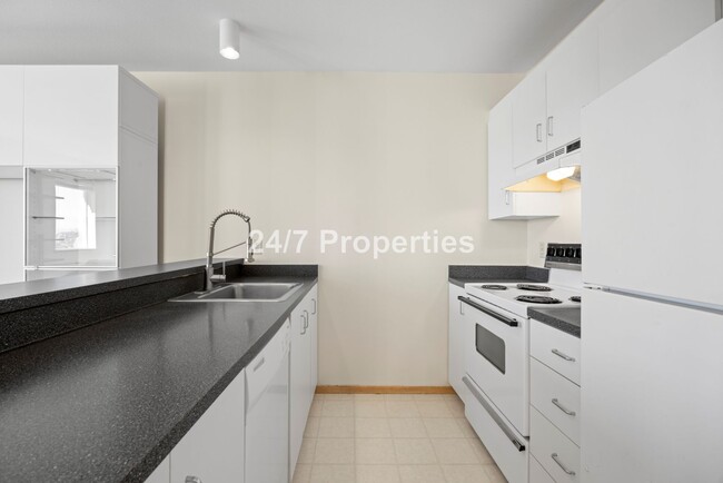 Building Photo - Hilltop 1BD I 1BA Condo + FREE month of re...