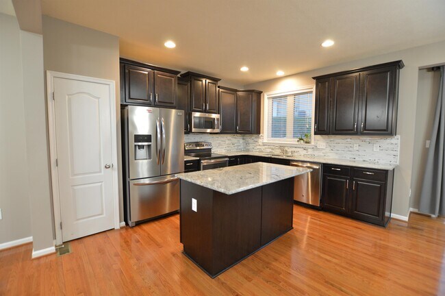 Building Photo - 3702 Sun Pl