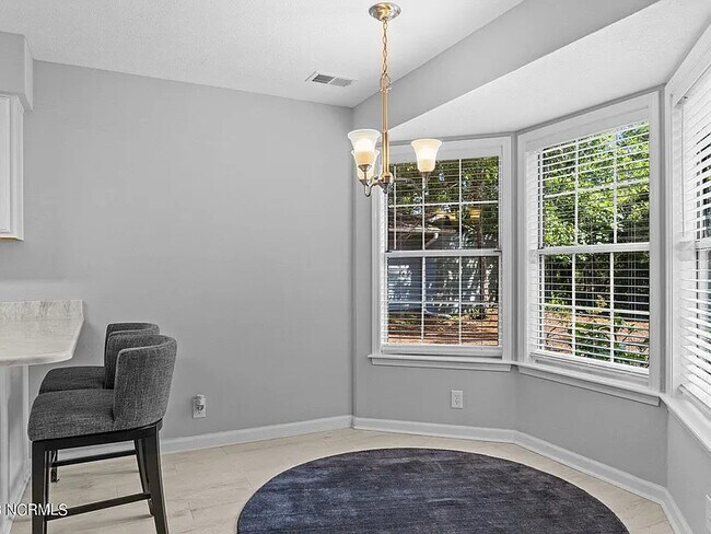 Building Photo - 11 Court 8 NW Dr