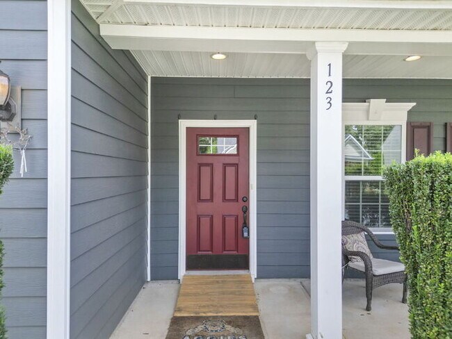 Building Photo - Charming 4-Bedroom Retreat with Cozy Fireplace in Fountain Inn