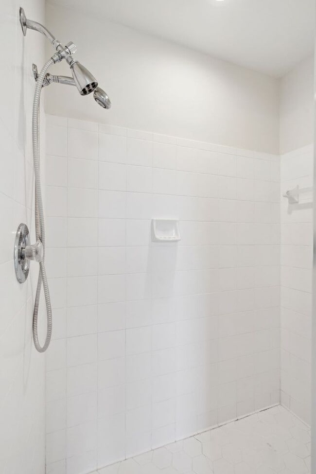 Building Photo - Move In Ready Waterfront Townhome in Downt...