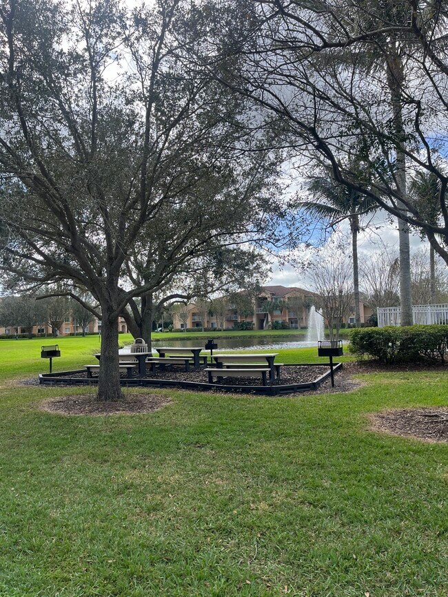 Building Photo - 151 SW Palm Dr