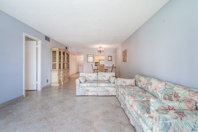 Building Photo - 9500 N Hollybrook Lake Dr