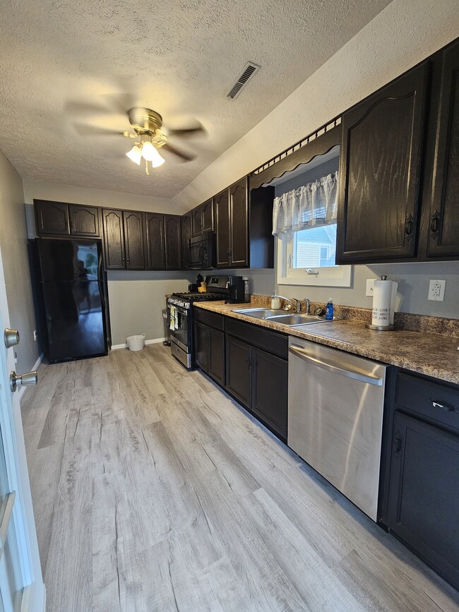 Building Photo - 115 W 5th Ave