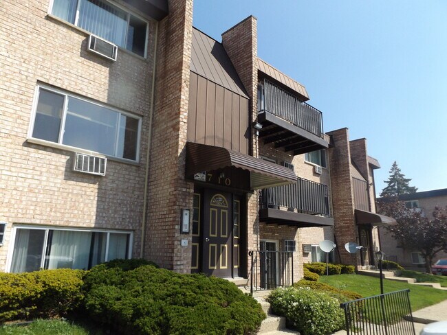 Building Photo - 710 W Huntington Commons Rd