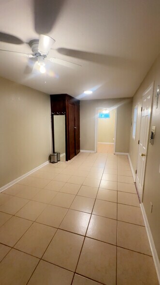 Building Photo - 10842 Knollwood Dr