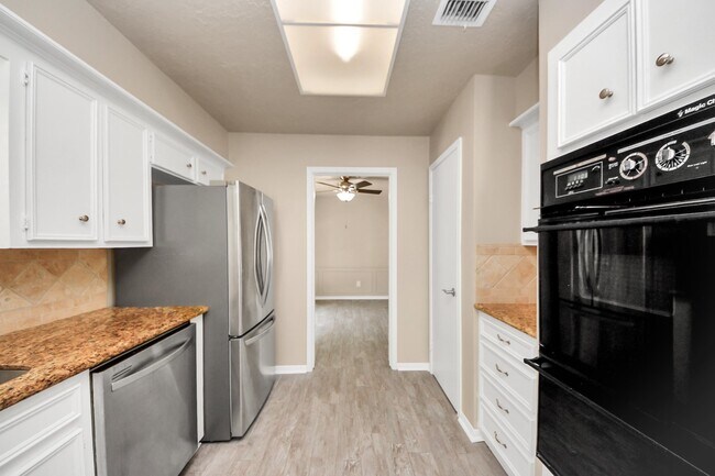 Building Photo - 23223 Canyon Lake Dr