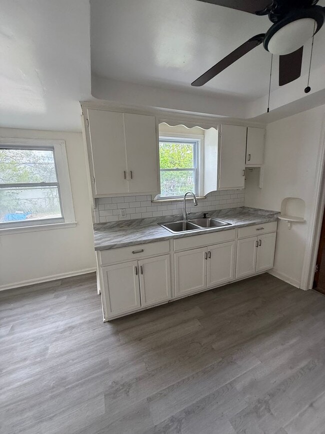 Building Photo - 3bd Single VOUCHERS ONLY!