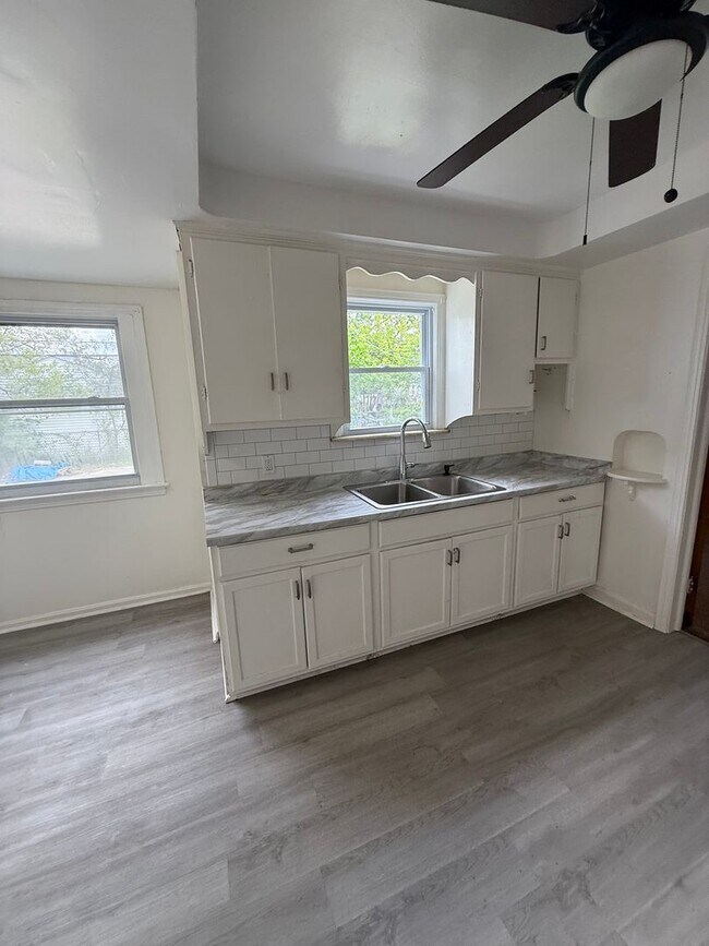 Building Photo - 3bd Single VOUCHERS ONLY! SECUTIRY DEPOSIT SPECIAL