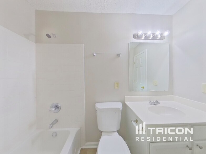 Building Photo - 210 Glen Rose Cir