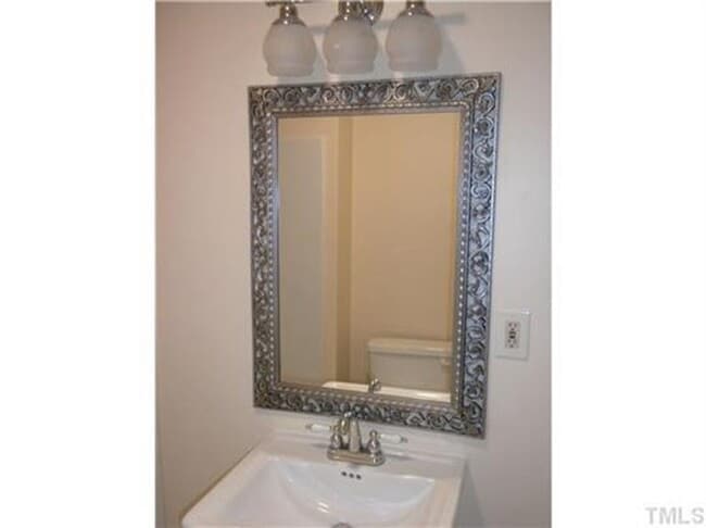 Building Photo - Spacious 4 Bed Close to Everything in Durham!