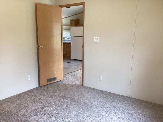 Building Photo - Three Bedroom House