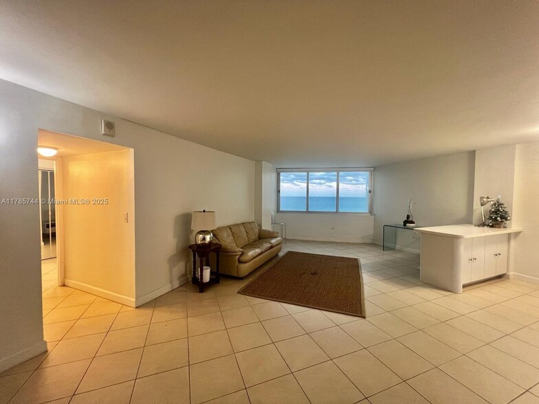 Primary Photo - 7135 Collins Ave