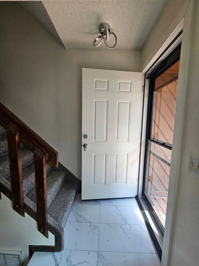 Building Photo - *$500 OFF YOUR FIRST MONTH'S RENT* $1616 -...