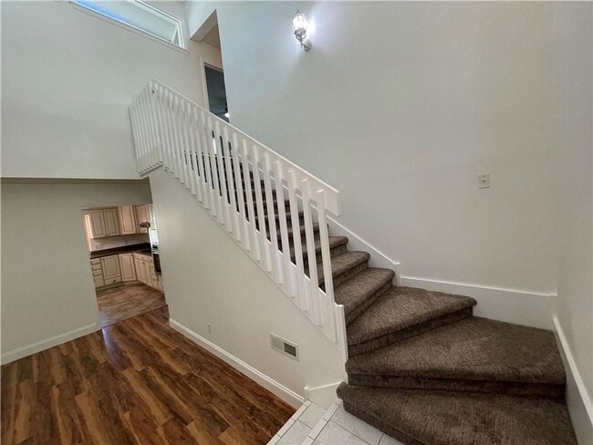 Building Photo - Gorgeous 3-Bed, 2.5-Bath Retreat Near Veterans Park
