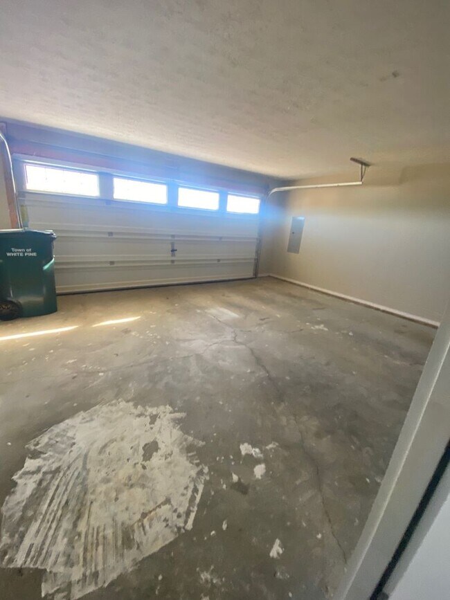 Building Photo - Spacious home in White Pine