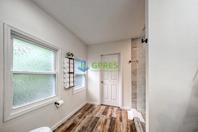 Building Photo - Furnished Elegant 3-Bedroom, 2.5 Bath Home with Hardwood Floors & Central A/C