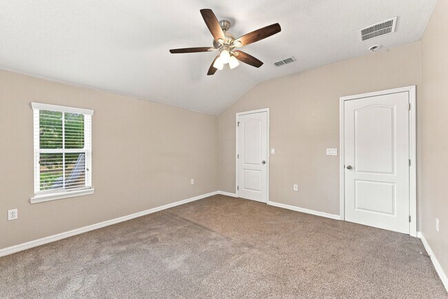 Building Photo - Stunning 3 BR + LOFT / 2.5 BA/ 2-Car-Garage Townhome in GATED community!
