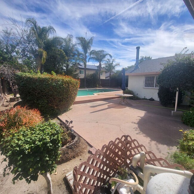 Building Photo - Lovely Pool Home In Loma Linda Community