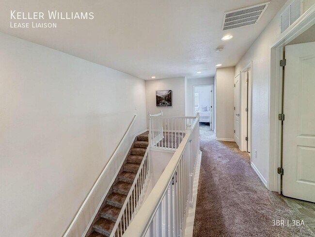 Building Photo - 1173 Solitaire St