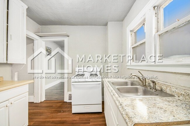 Building Photo - 15457 Cloverlawn Ave