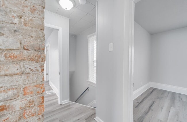 Building Photo - 396 S Hickory St