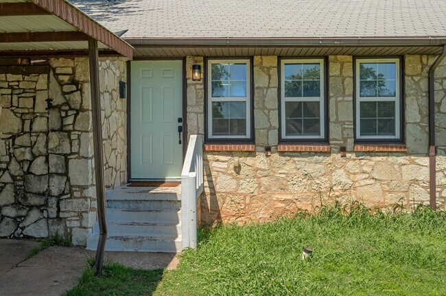 Building Photo - 713 NE 34th Terrace