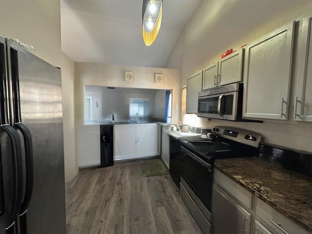 Kitchen - 6031 Ambassador Dr