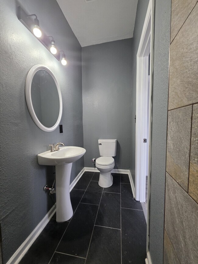 Building Photo - 307 E Pembroke Ave