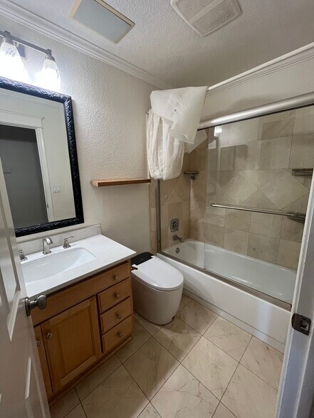 Building Photo - 705 Summer Cir