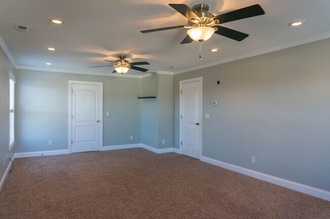 Building Photo - Spacious Home with Stunning Views