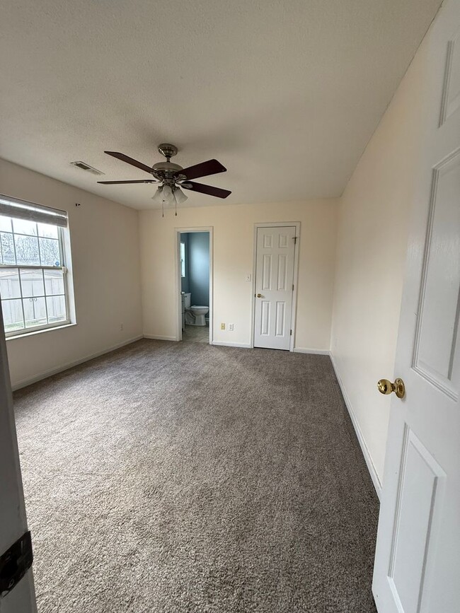 Building Photo - Knoxville three bedroom, 2 bath home for r...