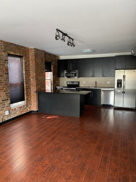 Building Photo - 874 Oak St