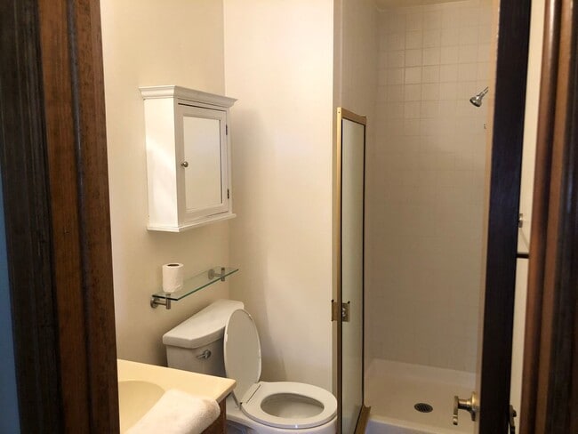 Building Photo - 2 BR Condo in gated community with many ut...
