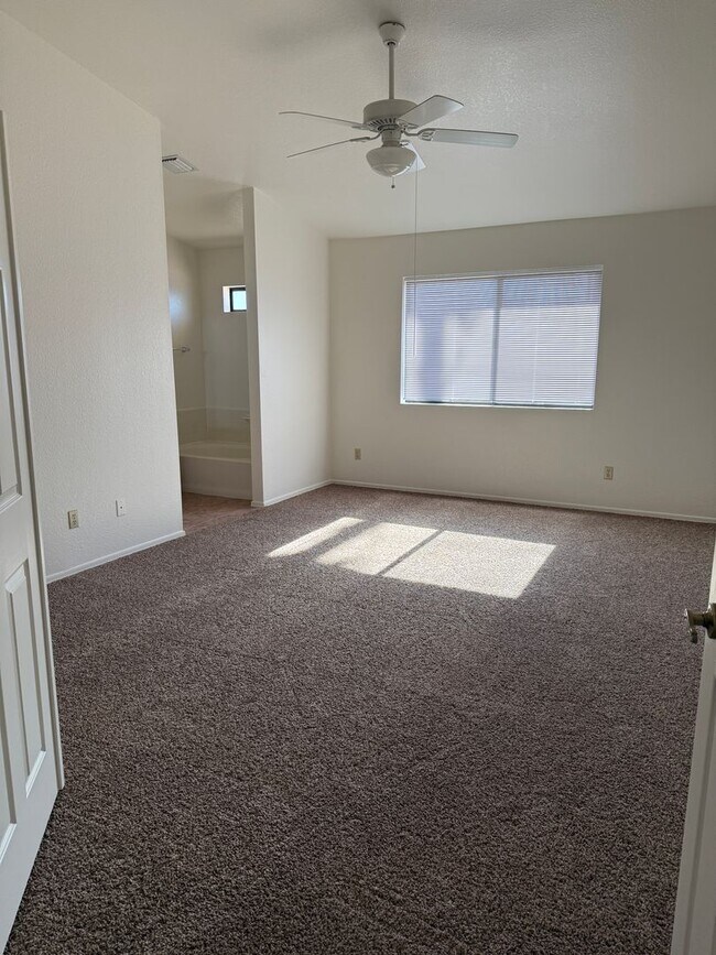 Building Photo - 3 Bed 2 Bath home in the highly desirable Northwest Tucson area. New paint and Carpet!