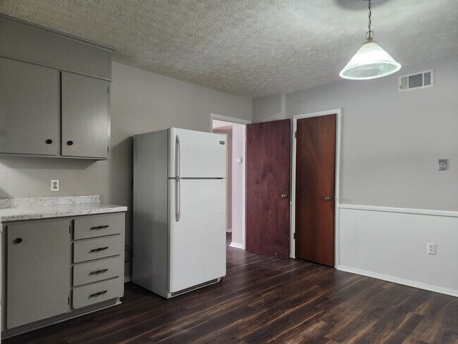 Building Photo - 2 Bedroom 1 Bathroom Downstairs unit with off street parking in Midtown Savannah