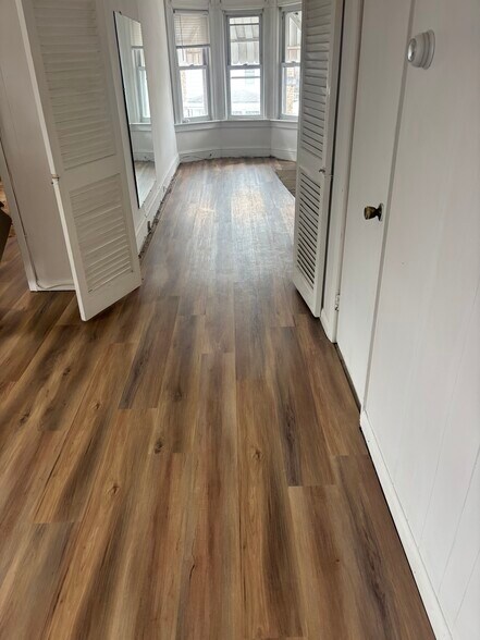 Building Photo - 10 Anderson St