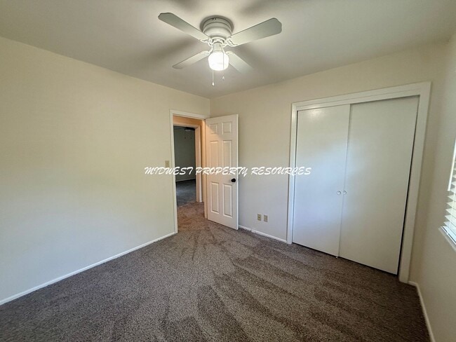 Building Photo - Adorable side by side split with brand new...