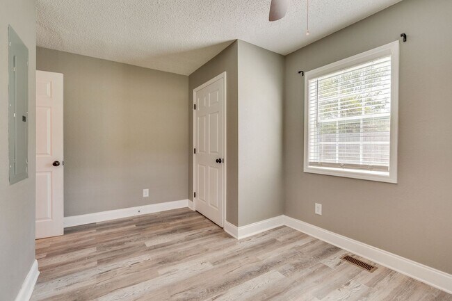 Building Photo - 3 Bed/2 Bath fully Renovated House