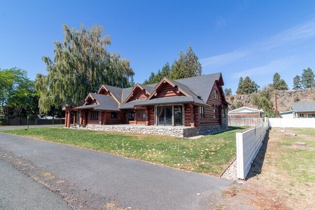 Building Photo - Luxury secondary Lake Property offering 3 beds 2.5 baths and bonus space