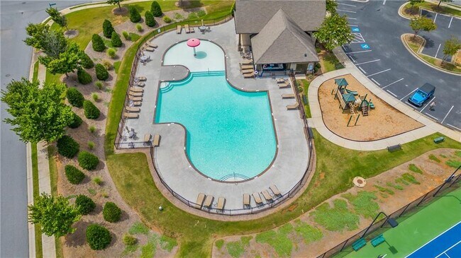 Building Photo - 4940 Breezewood Cir