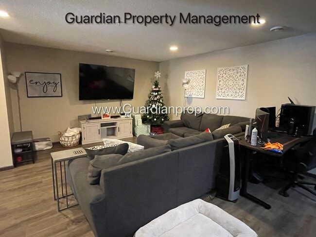 Building Photo - Lakeville 2 Bedroom Town Home, 2 Car Garage, 2.5 Baths, Washer/Dryer, Available April