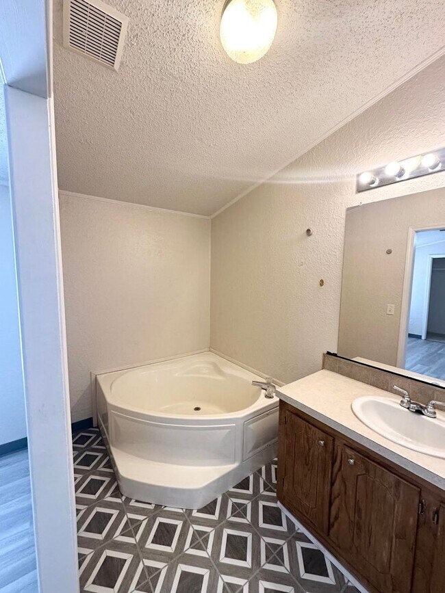 Building Photo - 3 Bed 2 Bath Sitting on 2 Acres