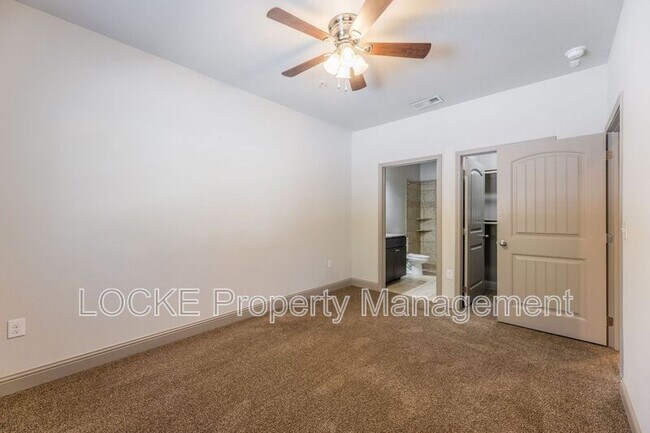 Building Photo - 512 E Akard St