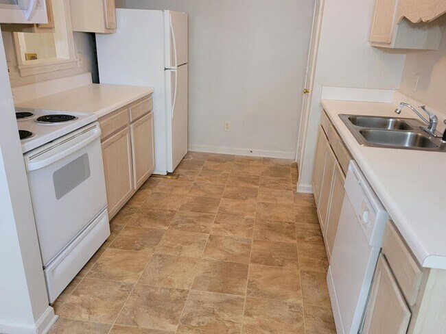 Building Photo - BEAUTIFUL SPACIOUS HOME READY TO MOVE IN !!!