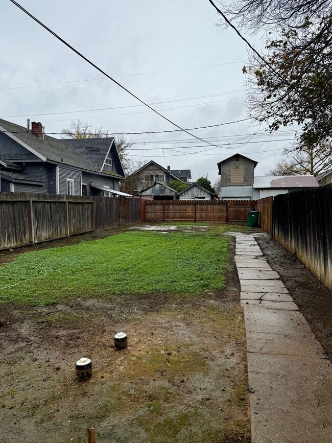 Building Photo - 1 Bedroom 1 Bath Duplex!