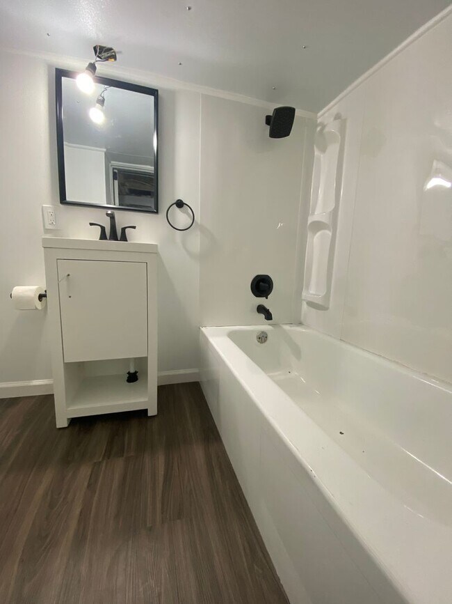 Building Photo - Available MAY 2026 - Beautiful renovated 3 Bedroom, 2 Bath Home in Heart of Allentown!