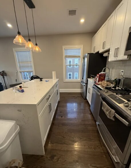 Building Photo - 156 Hillside St